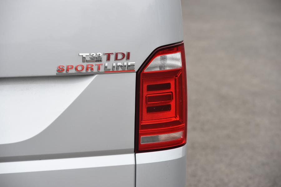 Логотип Volkswagen Transporter Sportline 2016 года  (UK) (фото 9 из 19)